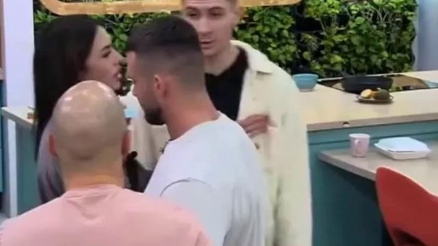 💕 Жесткий конфликт парней на общей кухне|Виновница кто?