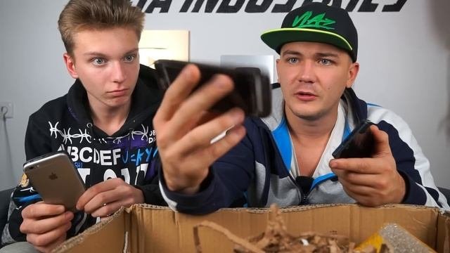 Купили на аукционе большую потерянную коробку, наполненную айфонами!