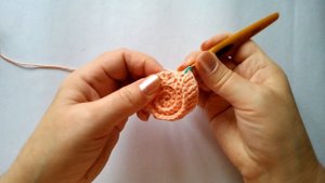 Объемный мотив крючком. Квадратный мотив крючком для пледа. Спиральный мотив из вогнутых столбиков.