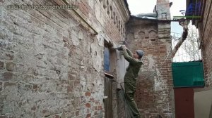 Сложный монтаж двери в старом доме. Короткие обзор объекта.