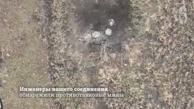 ❗Разминирование. Российские военнослужащие используют дрон-сбросник для уничтожения мин