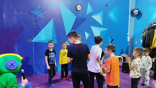 Артёмка и друзья поздравляют Кирилла с днем рождения!