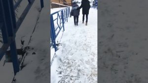 МАЛЬЧИК ИДЁТ СО ШКОЛЫ В НОСКАХ ЗИМОЙ!!!! |часть 2|