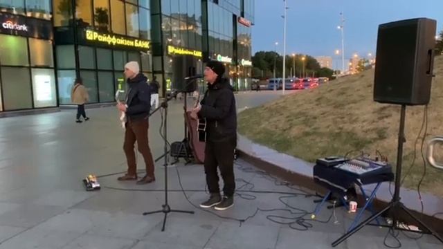 Уличные музыканты Стук Виктор Цой. Москва август 2022 года