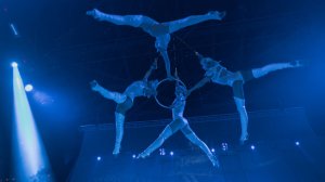 Воздушная люстра из людей Аргон