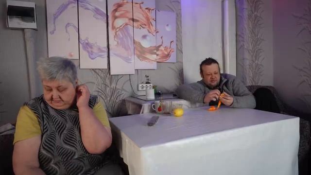 СКАНДАЛ НА КУХНЕ НИЧЕГО НЕ ПРЕДВЕЩАЛО МИРНОГО ПРИГОТОВЛЕНИЯ САЛАТА ПОКА НЕ ЗАШЕЛ МУЖ НА КУХНЮ