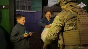 ВДВ совместно с военной полицией группировки войск «Север» оказывают помощь жителям Курской области