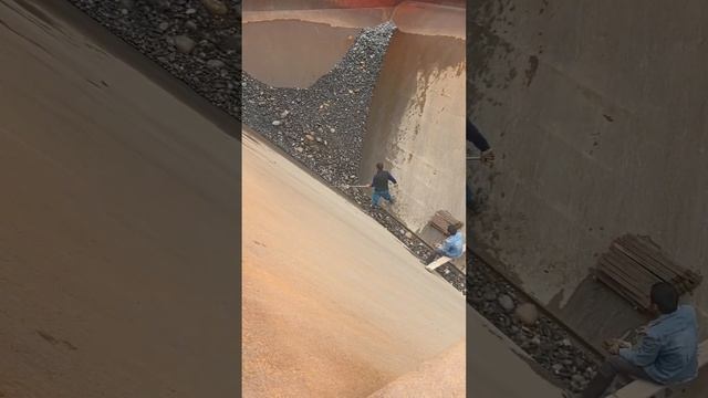 Строительство разгрузка баржи