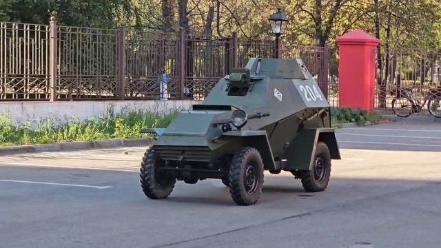 Динамический показ советской бронемашины-разведчика БА-64 на выставке 