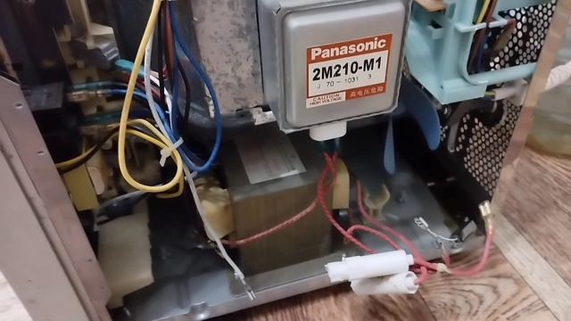 Поиск неисправности и замена конденсатора микроволновой печи.
