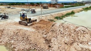 Строительство, делали дорогу, самосвал чуть не утопили