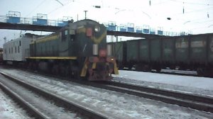 Тепловоз ТЭМ2-2546 с ремонтным поездом.