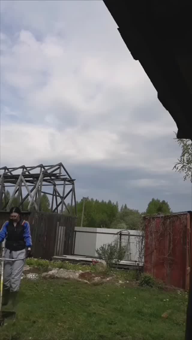 Уход за газоном.Стригу сама