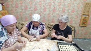 Лепим пельмени с песнями и с помощниками // сколько же лет???//