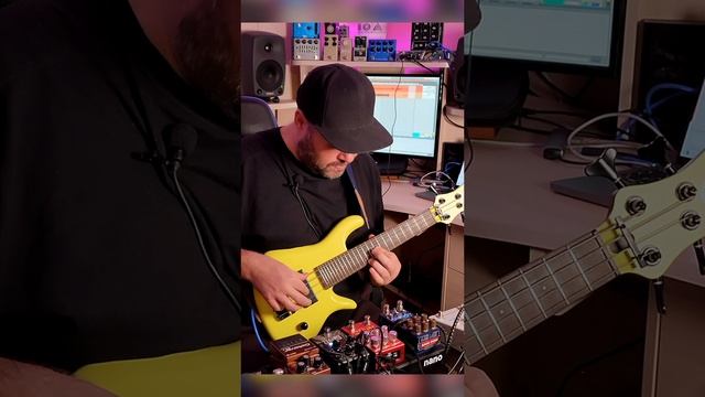 Любопытный инструмент - мини бас от @simakera_guitars, мензура 17" и строй на октаву выше.