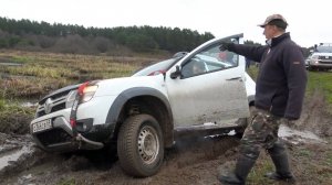 ДУМАЛ БУДЕТ ЛЕГЧЕ! Renault Duster смело бросился в воду за большими джипами.