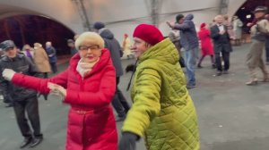 👌Под звуки старых хитов:🕺💃танцы дружной и веселой компанией👍
