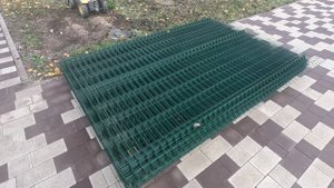 Бетонирование столбов для монтажа секций 3Д забора.