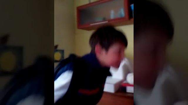 Маленькая девочка понюхала носки смотреть онлайн