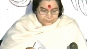 1986-10-10 Шри Матаджи поет с йогами