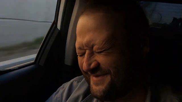 Взял пенсии у родителей чтобы все спустить на поездку Развлекаюсь на такси Обсуждаю прохожих Гуляю