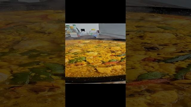 Воскресная паэлья. Аликанте, Испания. Paella de domingo con los queridos vecinos.