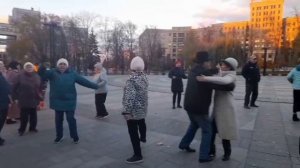 ЛИСТЬЯ ЖЁЛТЫЕ НАД ГОРОДОМ КРУЖАТСЯ ТАНЦЫ ХАРЬКОВ НОЯБРЬ 2024 #сезонконтентаRUTUBE