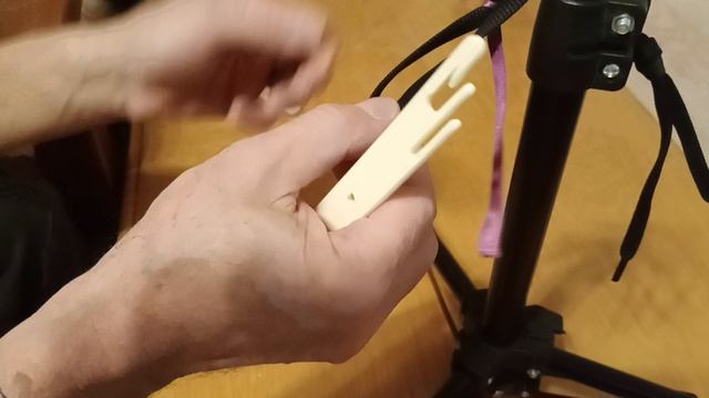 Приспособление для завязывания узелков