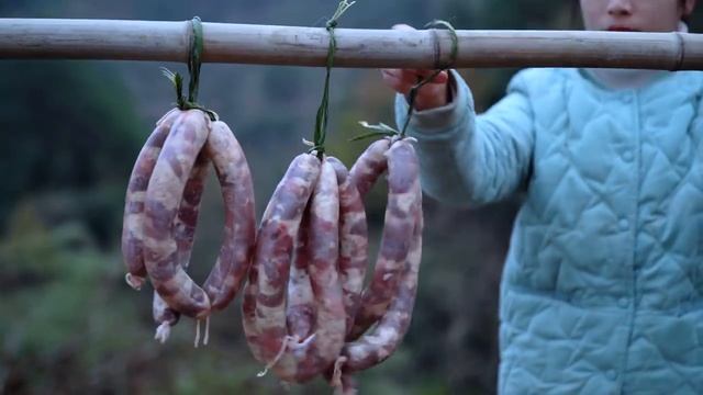 Копченая колбаса из целой свиньи.