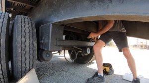 Установление лампочек и панели на флатbed