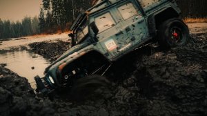 Радиоуправляемый Land Rover в воде и грязи