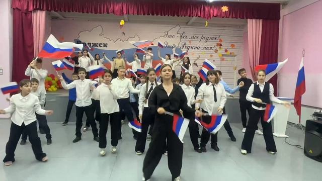 Массовая акция флешмоб ко Дню народного единства в МОУ ВГЛ смотреть онлайн