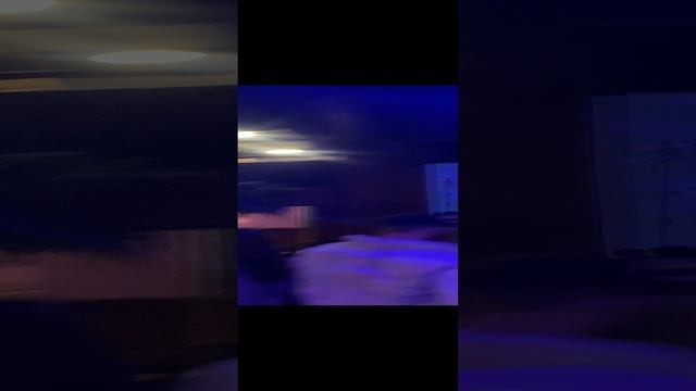 Танцор в блестящем танцует с посетительницей ночного клуба Rепутация .Ноябрь 2024