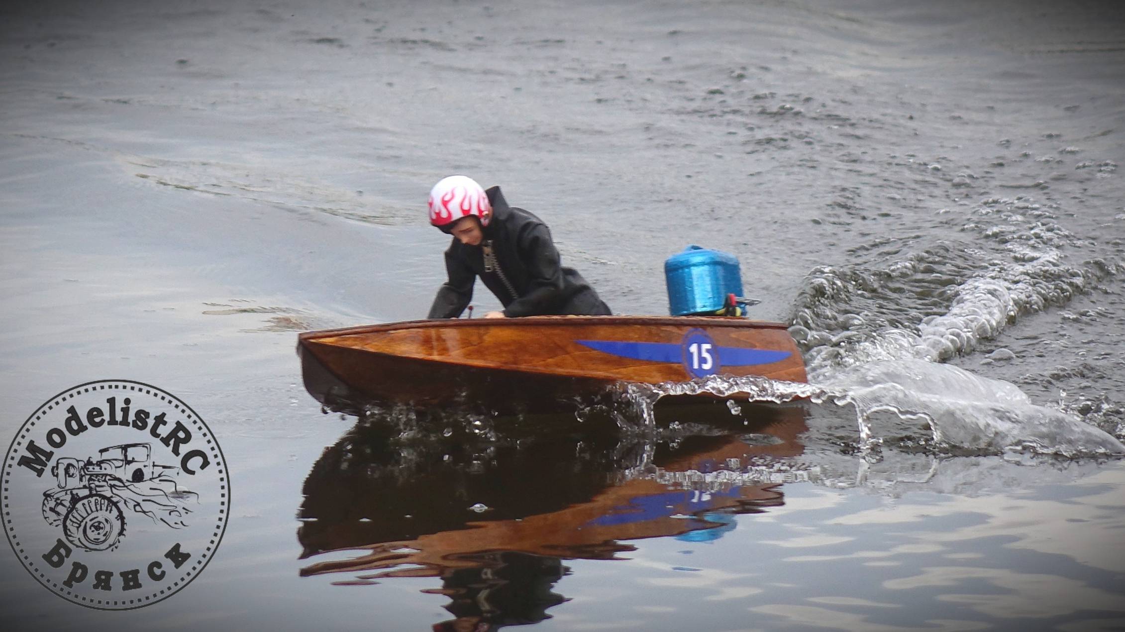 Модель радиоуправляемого катера глиссера BOBBER от ModelistRC гонкаджентельменов