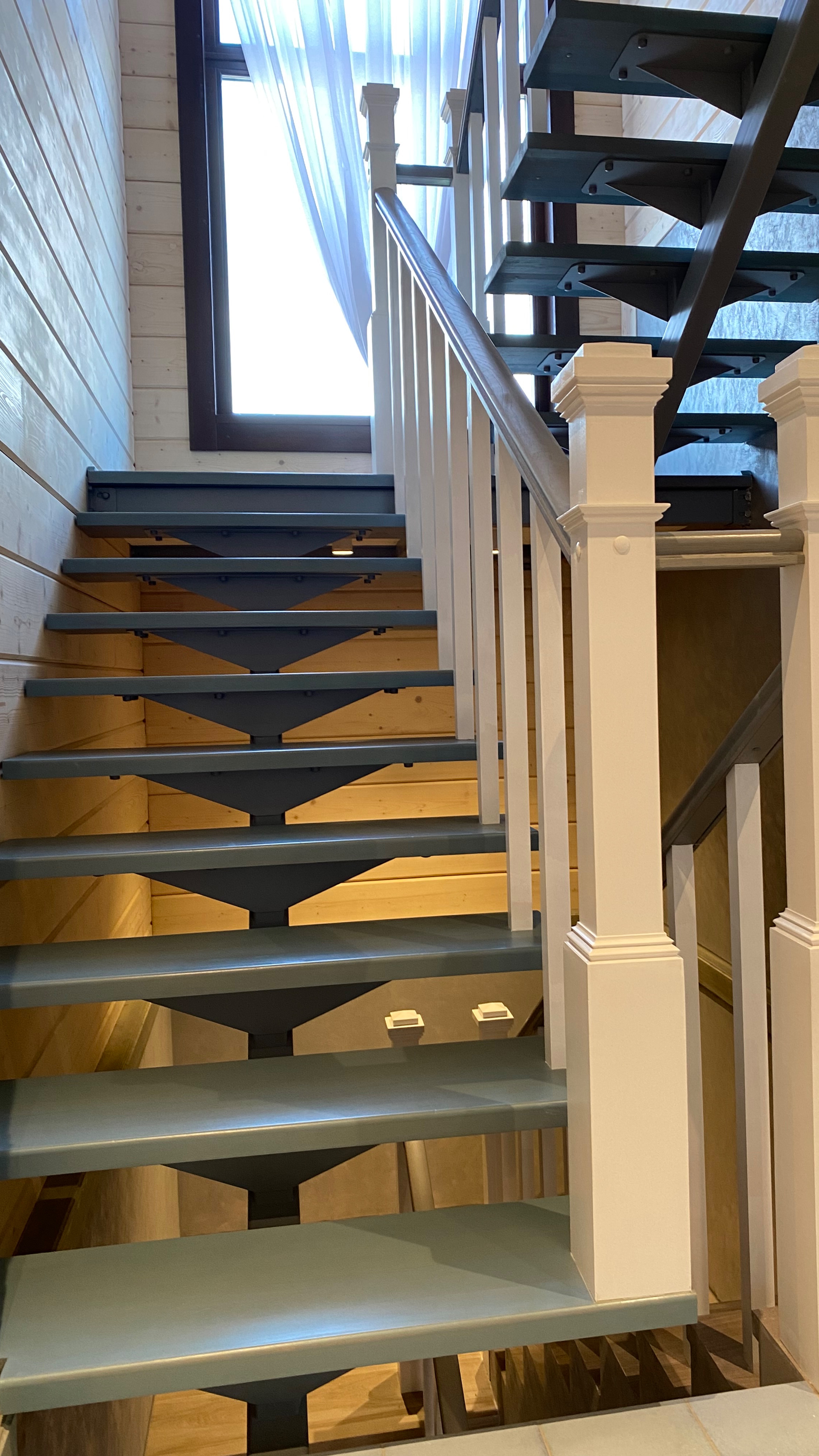 Лестница на монокосоуре со ступенями из бука