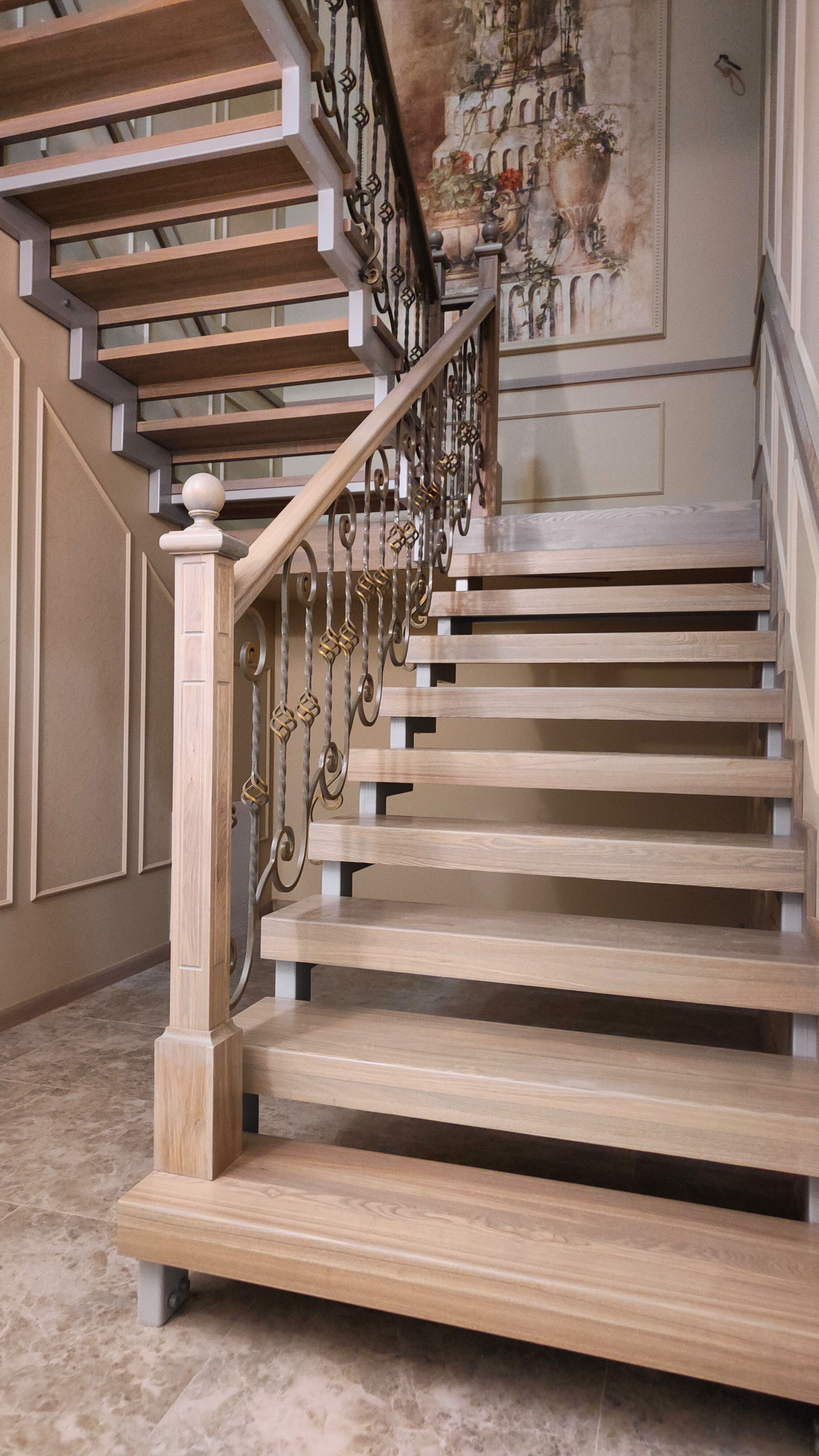 Лестница с кованым ограждением и ступенями из ясеня