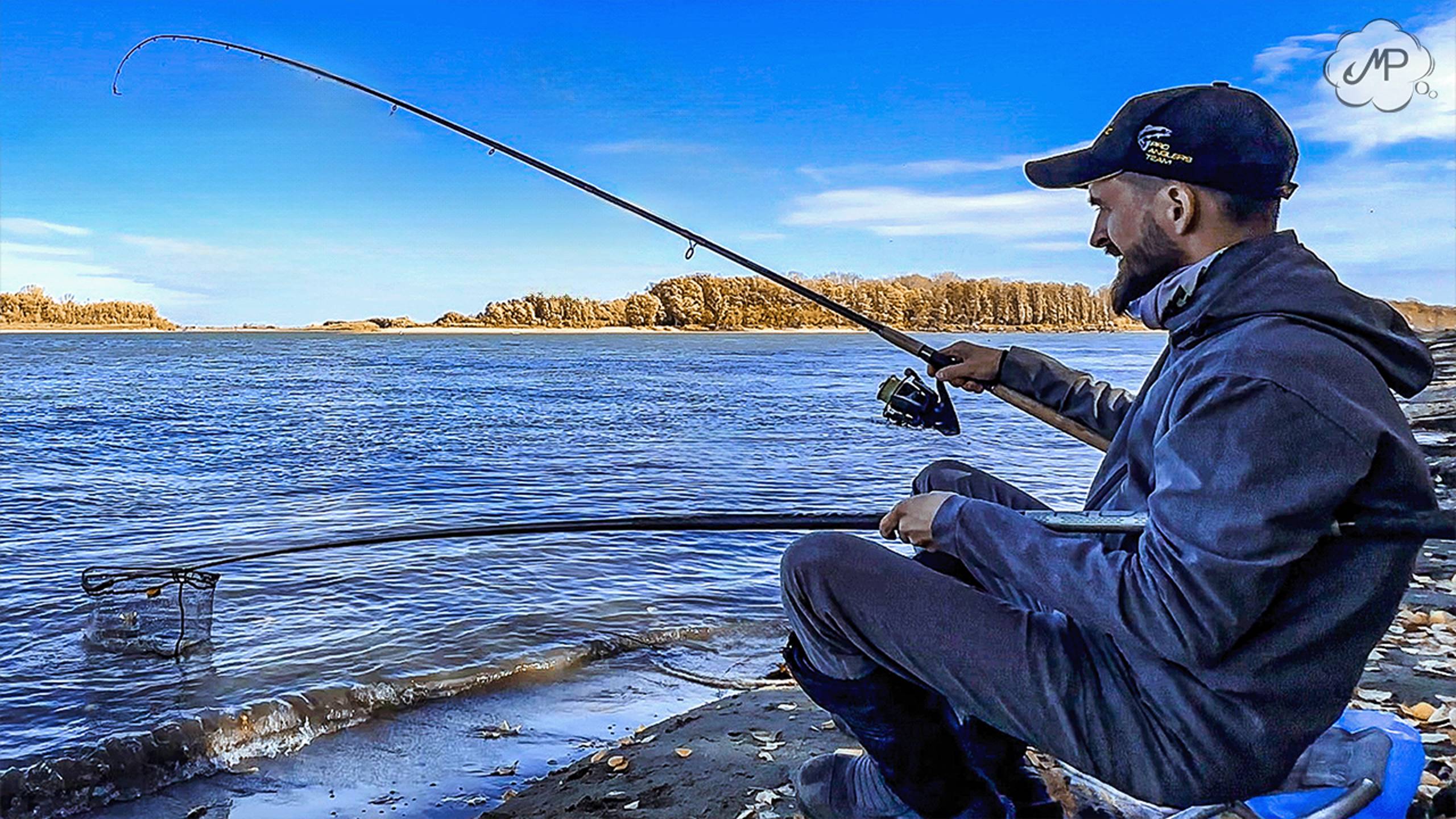 Пешая рыбалка на фидер поздней осенью! Места из детства! смотреть онлайн