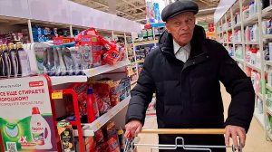 Половину пенсии оставили в магазинах. Саша маринует мясо, а мне смешно