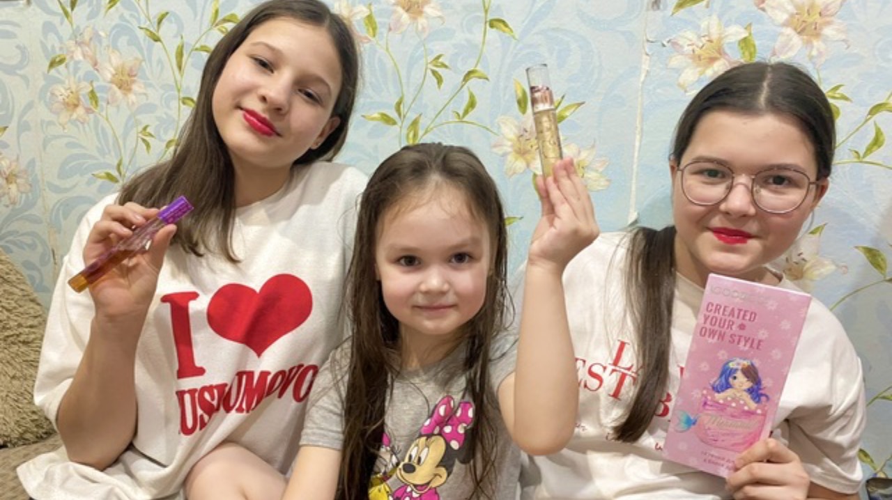 Даринка делает макияж сестрам