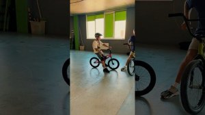 Учимся базовым трюкам на BMX в центре Стрит Райдер!