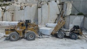 Аэрофильм о тяжелой работе в крупнейшем мраморном карьере, расположенном в Греции — карьер Биррос