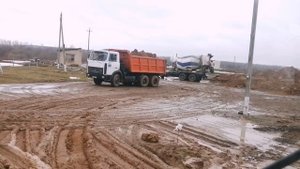 Работаем на Мазе 5516 на стройке, Вывозим грунт и Мусор. Грузимся грунтом, буксуем