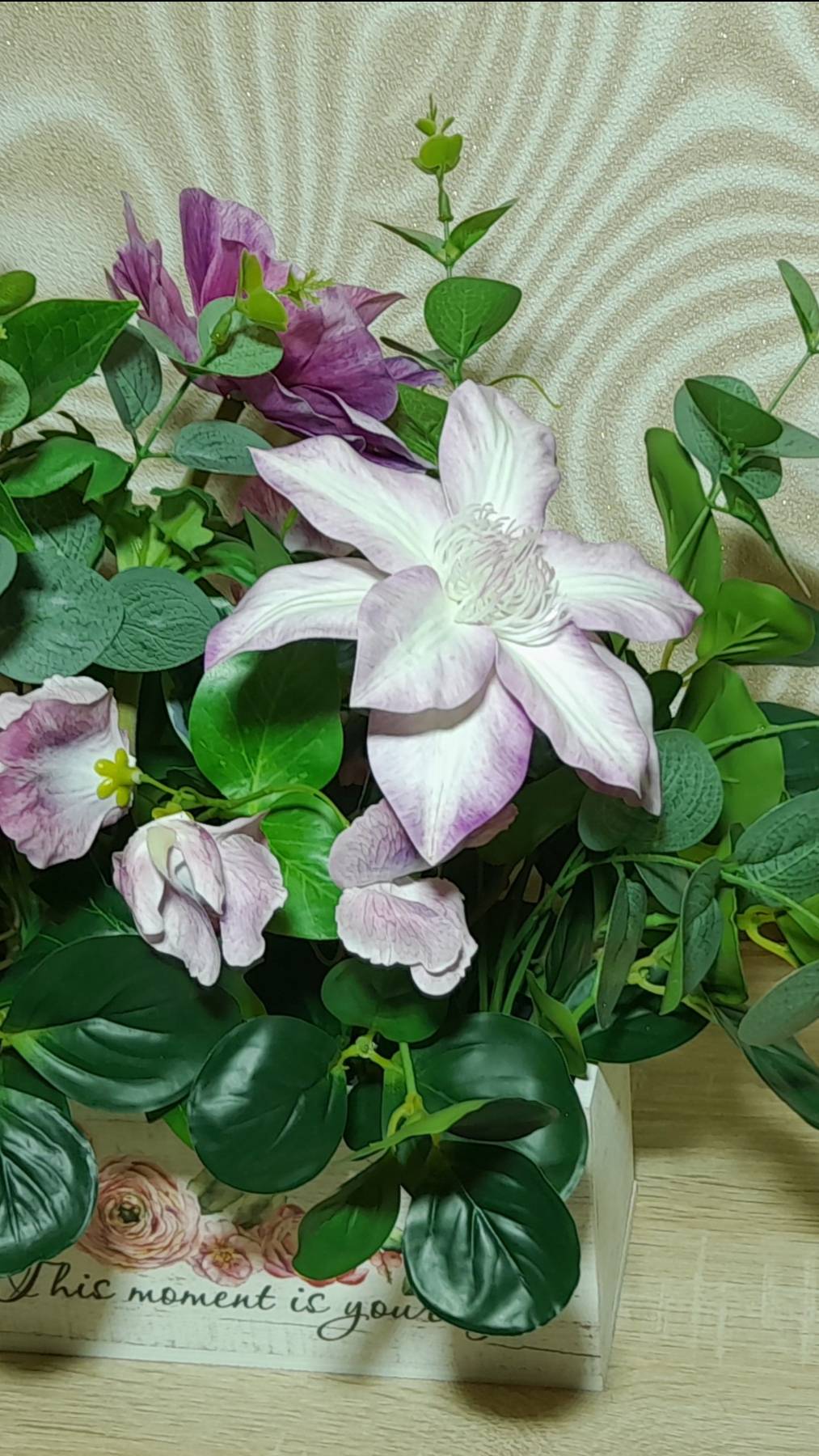 Композиция из искусственных цветов