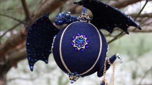 Шикарный елочный шар из пенопласта мастер класс DIY новогодняя игрушка с драконом из бисера