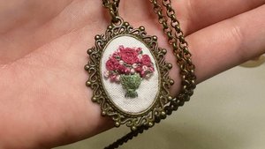 Мастер-класс по созданию винтажного кулона подвески с вышитым букетом роз Видео-уроки МК