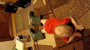 смешные дети, мальчик примеряет сапоги