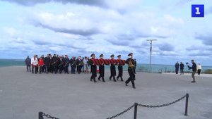 В Севастополе возложили алые цветы в День народного единства