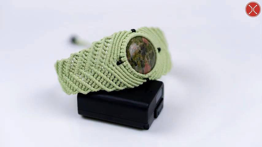 Macrame tutorial - a beautiful bracelet with round moss stone