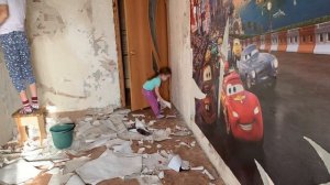 БЮДЖЕТНЫЙ РЕМОНТ СВОИМИ РУКАМИ В УБИТОЙ КВАРТИРЕ/СНИМАЮ СТАРЫЕ ОБОИ/МЕНЯ ЖДАЛ НЕОЖИДАННЫЙ СЮРПРИЗ