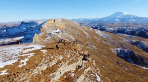 ЭЛЬБРУС-КРАСАВЕЦ смотрит сквозь тучи, в белой папахе в синеву на плато Бермамыт (Клип-Трейлер)